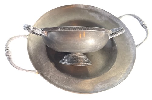 Zwei zinnschalen mit - zinnschalen, griffen